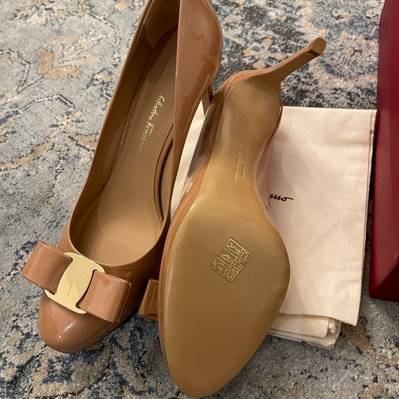 Brand NEW Salvatore Ferragamo VARA BOW PLATFORM PUMP - Picture 7 of 10